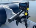 A practical drive for small boats for mounting on the transom: The Kicker is extremely compact and lightweight. The lithium battery is integrated