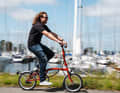 Das Brompton ist der Falt-Klassiker aus England, es fährt  schon in der Drei-Gang-Version komfortabel. Zusätzlich zum Gepäckträger kann eine Lenkertasche montiert werden, damit wird das Brompton zum Lastesel. Es stehen diverse Ausstattungsvarianten zur Wahl