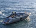 The tender can easily be lowered into the water thanks to the lowerable bathing platform.