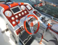 The two Ilmor inboard engines are well under control from the very sportily designed driving position (left), so that everything can be operated safely even at very high speeds.