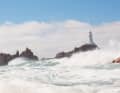 Bei Hochwasser ist der Felsen wellenumtost ...