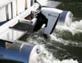 Der neue Motor mit 6 KW Leistung auf einem Pontonboot