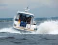 Ob bei Kurven- oder Gerade­ausfahrt, der Skipper hat alles gut im Griff