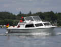 Wasserwandern mit 15-PS-Boot auf der Mecklenburgischen Seenplatte.