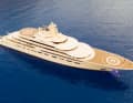 6. Dilbar: Nachdem man die Schwester des russischen Oligarchen Alisher Usmanow als Eigentümerin ermittelt hatte und beide auf EU-Sanktionslisten standen, beschlagnahmte das deutsche BKA das 16 Gross Tons große Format. Das Espen-Øino-Design lag damals schon seit 2020 bei Lürssen Yacht Refit & Services für die turnusmäßige Fünf-Jahres-Überprüfung. Offensichtlich wurden daraufhin diverse Arbeiten an Bord durchgeführt.
