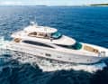 Offenes Vergnügen für die Bahamas: Diese 30 Meter  lange Horizon E98 steuert der  Kapitän ausschließlich auf dem Brückendeck. Die Werft bietet sie auch mit geschlossener Skylounge an. Den Speed von rund 20 Knoten liefern zwei Cat-Aggregate