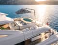 The whirlpool is located in front of the owner's suite. For the other guests, the aft bridge deck offers a veritable bathing pool with sunbathing areas