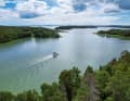 Auf dem Slottsundet geht es in Richtung Lumparn. Der Binnensee ist im Bildhintergrund zu sehen