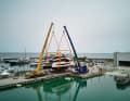 Zwei Kräne heben den 28-Meter-Kat ins Wasser.