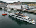 „Rose“ ist die erste Einheit aus Tankoas Semi-Custom-Serie T55 Sportiva. Die 55 Meter glänzen achtern mit tiefer gelegtem Pool und Unterwasserfenstern (vor dem letzten Fender).