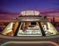 Wind protection, even in the Bahamas: the upper glazing protects the captain, the lower glazing protects the dinette