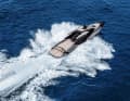 Dry decks: The V-hull does a great job, the hoses are only of an aesthetic nature.  There are Alcantara cushions on the champagne-coloured Esthec deck.