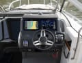 Der Fahrstand wirkt aufgeräumt. Highlight ist das Zip-Wake-System und die beiden 12"-Displays