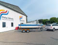 Unser Refit-Boot in der Urform. Das alte Gelcoat ist ausgeblichen und voller Beschädigungen