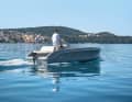 If you don't want to do without the comfort, the refrigerator and a folding bimini top, you have to pay extra