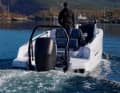 An dem Bügel lassen sich Wakeboarder und Co festmachen. Der Motor schafft den "Schlepperbetrieb" problemlos