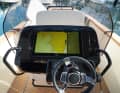 Das große 24-Zoll-Garmin-Display zeigt alle relevanten Daten an