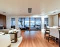 Hauptdeck: Der Salon zeigt ein  dezentes Design von Pulina Exclusive Interiors.