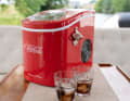 Im Test: Der Coca Cola Eiswürfelbereiter SEB-14CC. Mit seinem Design ist er auffälliger im Vergleich zu den anderen Modellen, die BOOTE getestet hat