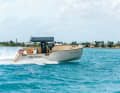 Topspeed läuft das  Acht-Meter-Boot satte  28 Knoten. Dabei liegt es  gut auf dem Ruder