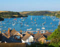 Blick über Salcombe auf das Kingsbridge Estuary, ein Mündungsdelta mit vielen Nebenarmen, die sich hier vereinen. Darunter Southpool Creek im Hintergrund. Platz für jede Menge Murings