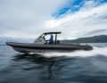 The Goldfish X9 is a RIB that is known for its quality and good sailing characteristics. We drove the boat in front of Floro, the headquarters of Evoy, the manufacturer of the e-drive