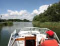 Wasserwandern mit 15-PS-Boot auf der Mecklenburgischen Seenplatte.
