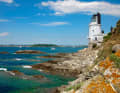 Diese Begegnung war eigentlich nicht vorgesehen: Unsere „Rolling Swiss 2“ und der Leuchtturm von St. Anthony’s Head. Im Hintergrund ist Falmouth zu erkennen