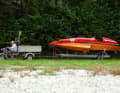 Special trailer combination: The flat underwater hull can be clearly recognised. Only the floats at the front, propeller and rudder blade reach lower - the three support points at high speed