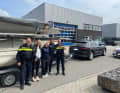 So sehen Sieger aus: Nur zwei Tage nach dem Diebstahl in Nieuwpoort konnte das finnische Segelteam seinen wiedergefundenen Trailer bei der Polizei in den Niederlanden abholen. Happy End eines Diebstahl-Krimis