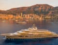 21. Flying Fox: Den Titel der teuersten Charteryacht darf sie behalten. Für die wöchentliche Nutzung ruft Bluewater vier Millionen Euro auf, dafür dürfen die 22 Gäste ein U‑Boot und ein 400-qm-Spa nutzen. Als Eigner wird der russische Luftfahrtmogul Dmitry Kamenshchik gehandelt. Im März 2022 ging der US-Zoll in der Dominikanischen Republik an Bord, woraufhin „Flying Fox“ die Türkei ansteuerte und nun in Dubai gesichtet wurde. 21. Flying Fox: Den Titel der teuersten Charteryacht darf sie behalten. Für die wöchentliche Nutzung ruft Bluewater vier Millionen Euro auf, dafür dürfen die 22 Gäste ein U‑Boot und ein 400-qm-Spa nutzen. Als Eigner wird der russische Luftfahrtmogul Dmitry Kamenshchik gehandelt. Im März 2022 ging der US-Zoll in der Dominikanischen Republik an Bord, woraufhin „Flying Fox“ die Türkei ansteuerte und nun in Dubai gesichtet wurde.