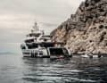 Ein Kran verholt die Tender vom Oberdeck ins Nass. Im Heck ist Raum für einen Beachclub mit Sauna, Spa und Tauchkompressor. An Backbord legt eine Rumpfklappe den geschützten Garagenplatz frei