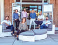 Teamarbeit: Ein Teil der Kreativmannschaft des Studios "Team for Design - Enrico Gobbi" auf der Atelier-Terrasse am Kanal im Venedig-Stadtteil Mestre
