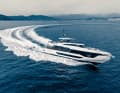 Vollspeed: Die Azimut Grande 26M rauscht mit bis zu 28 Knoten durch das Wasser. Dank der leichten Struktur und der Pod-Antriebe kommt sie mit rund 20 Prozent weniger Treibstoff aus als vergleichbare Modelle. Das Humphree-Trimmsystem hebt das Heck an und bringt zusätzliche Stabilität.