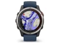 2° premio: Garmin Quatix 7 Pro: questo smartwatch marino multisport è dotato di un display touch Amoled da 1,3 pollici ad alta risoluzione. La durata della batteria, fino a 16 giorni in modalità smartwatch e fino a 42 ore in modalità GPS, lo rende il gadget ideale a bordo. È dotato di una torcia a LED con luce rossa e lampeggiante e di una modalità SOS. Come telecomando da polso, può essere utilizzato anche con i chartplotter e gli autopiloti Garmin compatibili. Altre caratteristiche: Allarme ancora, informazioni sulle maree, assistente alle regate, routing, carte marine BlueChart g3 opzionali, varie app per lo sport e l'outdoor e funzioni di fitness. Valore: 999 euro. GARMIN.DE