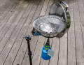 Der Magma-Gasgrill ist ein Klassiker, am Heckkorb amerikanischer Charteryachten in der Karibik gehört er fast schon zum Standard. Dank praktischer Relinghalterung nimmt er auch bei Nichtgebrauch keinen Platz in der Backskiste weg. Im Test brauchte er recht lange, bis er heiß wurde, und die Regelung am Druckminderer war recht hakelig und nicht intuitiv