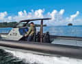 The driver is well supported in his seat, has a clear view of the monitors and can operate the steering and single-lever gearstick without restriction