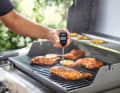 Messen: Einige Grills im Test haben ein Thermometer im Deckel, das Anhaltspunkte liefert. Wie hoch die Temperatur im Steak ist, erkennt man aber nur mit dem Grillthermometer. Preis: ca. 20 Euro