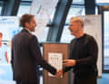 Martin Hager (l.) bedankt sich bei Michael Antwerpes für zehn Jahre GSC-Moderation.
