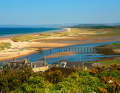 Lossiemouth an der Moray Coast: Blick über die Flussmündung auf die Dünen und den Strand von East Beach. Die Marina liegt links des Bildes mitten im Ort