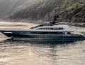 Gläserne Yacht: Große Glasfronten sorgen für eine moderne Optik. Der Kapitän schaut durch neun gebogene XXL-Scheiben mit einem Gewicht von zwei Tonnen