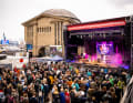 Auf der zentralen Bühne an den Landungsbrücken wird es über 30 Auftritte verschiedener Bands und Chöre geben