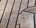 Überstehende Fugen reißen  leicht ab und hindern Regenwasser am Ablaufen. Das Holz leidet, und Algen wachsen