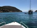 Die Bucht Fikiada im Süden der Insel Sifnos lockt mit glasklarem Wasser und bietet genug Platz für Bootsfahrer
