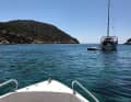 2. Nebensaison statt Hauptsaison: eine Bucht der griechischen Ägäis-Insel Sifnos. Das Revier ist ideal für Vor- und Nachsaison