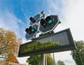 Signalisation : presque toutes les écluses sont équipées de feux de signalisation, auxquels s'ajoutent de plus en plus souvent des panneaux lumineux. Le personnel peut également donner des instructions précises par haut-parleur, s'il y en a un.