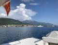 Die "Azura" mit der Gastflagge Montenegros in Porto Montenegro