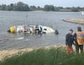 Das Boot wurde von Feuerwehr, Polizei, DLRG und Tauchern am Strand gesichert.