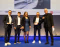 Die ersten Gewinner nehmen den Award entgegen. Die englische Moderation übernahm Marcus Baur (links) gemeinsam mit BOOTE-Chefredakteur Torsten Moench (rechts)