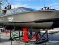 The pod drives are integrated into the masts of the front foil. The rear T-foil regulates the flight altitude